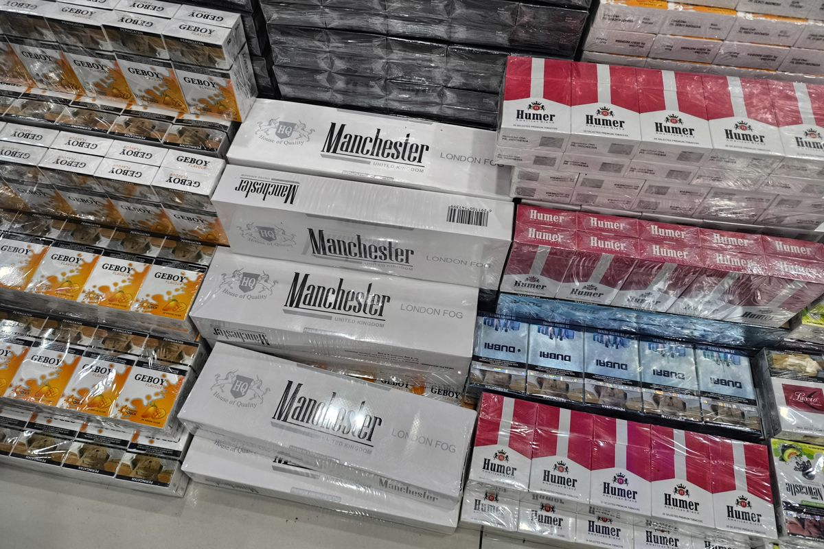 Produk Manchester produksi Batam, Riau Sebagian produknya dimusnahkan oleh Bea Cukai di Madura, Jumat (10/8/2025).