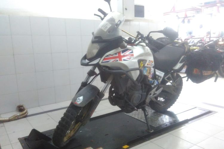 Honda CB500X milik Luke Philips melakukan servis rutin seperti penggantian oli dan memperbaiki seal shock depan yang bocor.