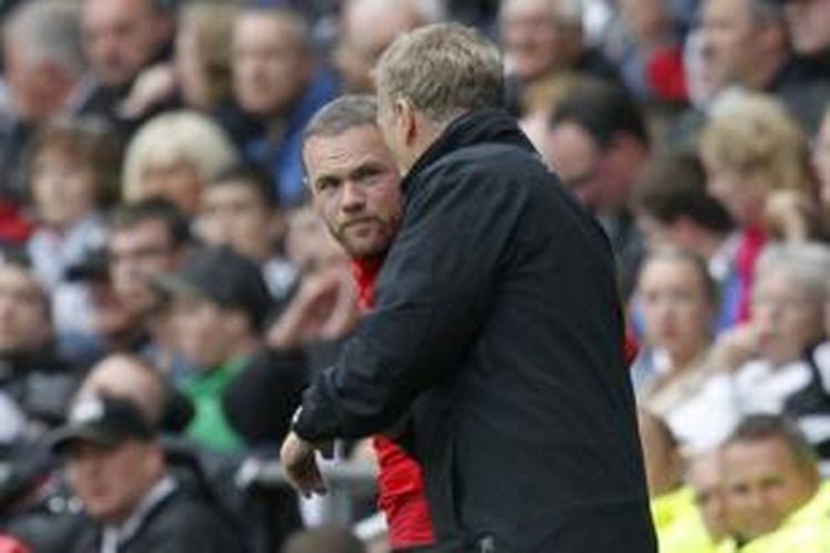 Striker Manchester United (MU), Wayne Rooney (kiri) dan manajer David Moyes (kanan).