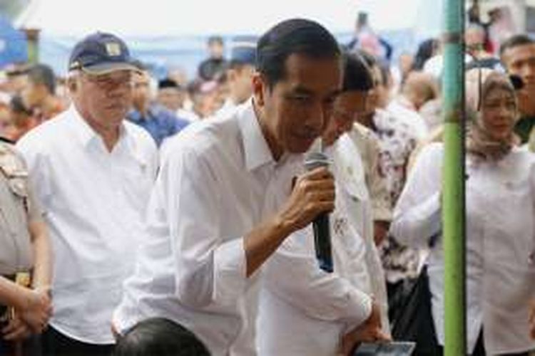 Presiden Joko Widodo meninjau Masjid Atta Darut, Kabupaten Pidie Jaya, Aceh, Jumat (9/12/2016). Masjid itu merupakan lokasi kedua yang dikunjungi Presiden Joko Widodo. Selanjutnya, Jokowi bertolak ke posko penampungan pengungsi di Kecamatan Meurah Dua, Pidie Jaya dan terakhir, Presiden juga akan mengunjungi gedung Pesantren Mudi Mesra, Kecamatan Samalanga, Kabupaten Bireun. 