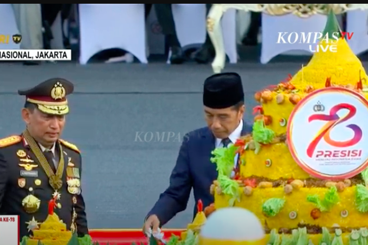 Presiden Joko Widodo melakukan pemotongan tumpeng pada syukuran Hari Bhayangkara ke-78, Senin (1/7/2024). Potongan tumpeng pertama diberikan kepada Kapolri Jenderal Listyo Sigit Prabowo