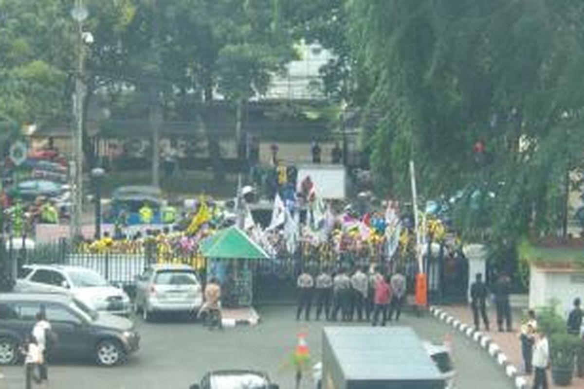 Aksi unjuk rasa yang dilakukan gabungan Badan Eksekutif Mahasiswa (BEM), di depan Gedung DPRD Jakarta, Jumat (20/3/2015). Aksi dilakukan untuk memprotes DPRD DKI yang dianggap menghambat pengesahan APBD DKI 2015