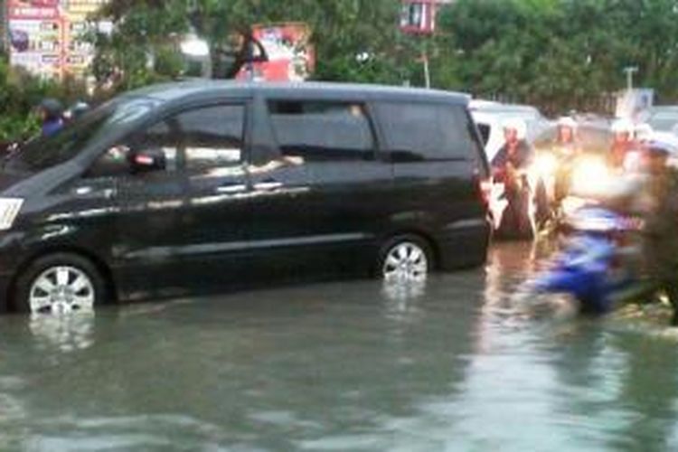 Banjir di Jalan Dr. Soetomo, Surabaya, Kamis (13/3/2014). 