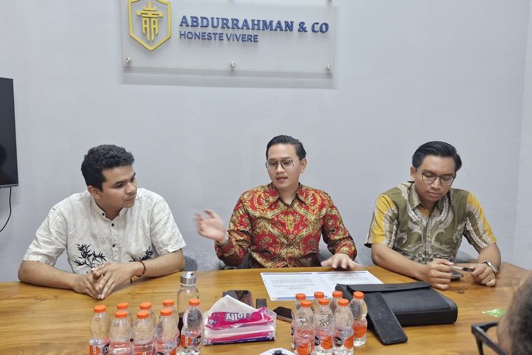 Pemilik rumah Ahmadilhadi ditemani kuasa hukumnya, Alif Abdurrahman dan Zulfikar di Kantor Pengacara Abdurrahman & Co, Kamis (25/7/2024).