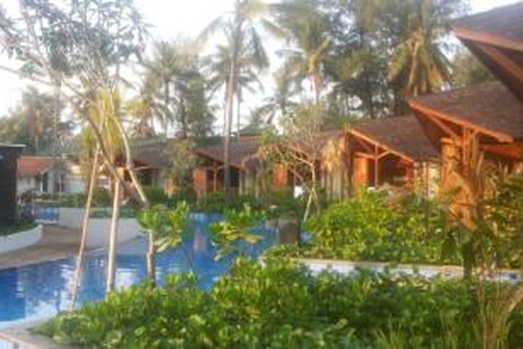 Dengan standar hotel bintang empat, vila hotel di Gili Air Lagoon memang tampil berbeda dibandingkan resor-resor lainnya di Gili Air. Perbedaan paling mencolok adalah konsep kolam renang yang dibuat melingkar dikelilingi 17 unit vila resor tersebut.
