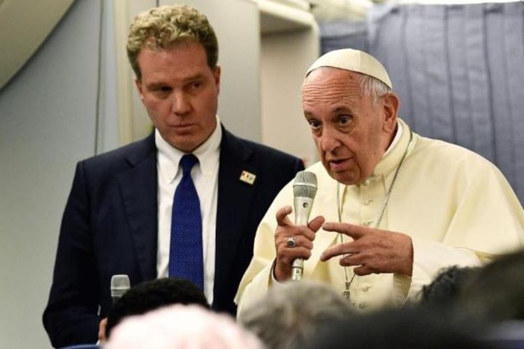 Paus Fransiskus (kanan) menjawab pertanyaan wartawan sambil ditemani direktur kantor pers Vatikan Greg Burke (kiri) selama konferensi pers di dalam pesawat usai kembali dari kunjungan ke Chile dan Peru File pada 22 Januari 2018. (AFP/VINCENZO PINTO)