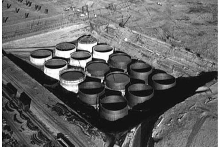 Beberapa tangki penyimpanan limbah nuklir di Hanford.