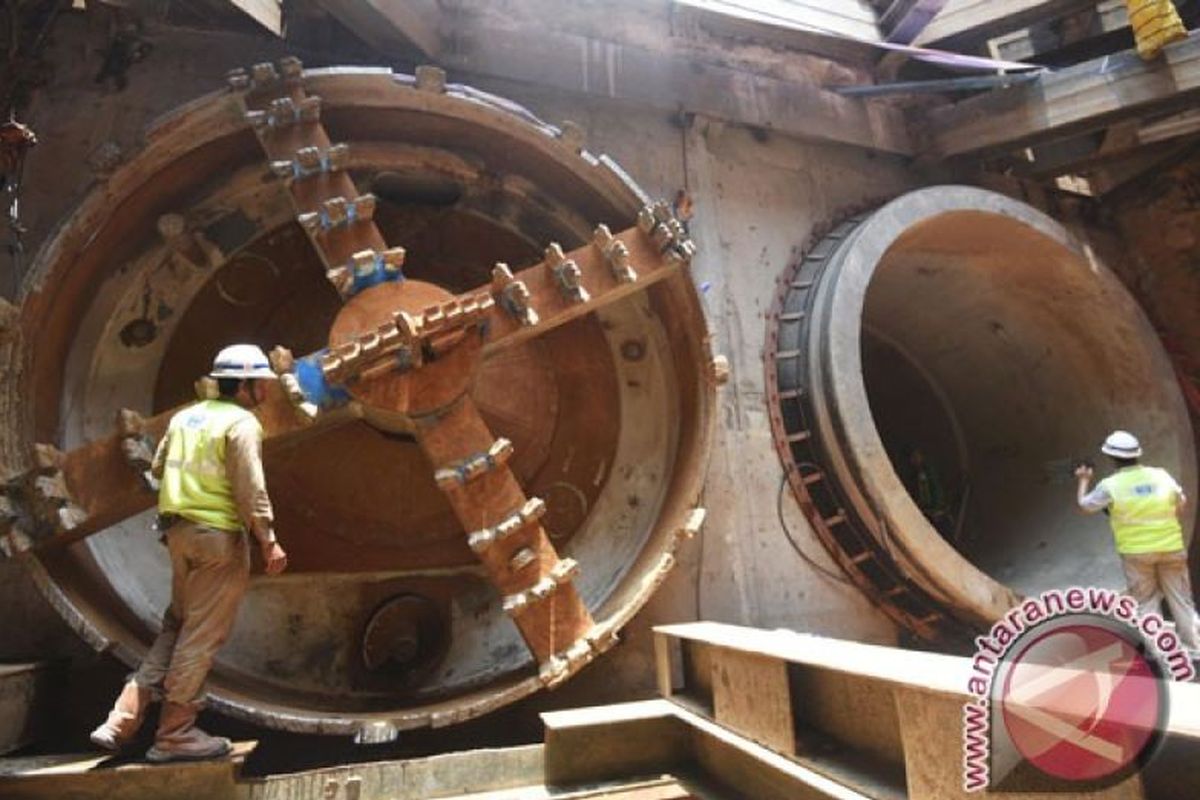 Petugas memeriksa mata bor pengerjaan sodetan Kali Ciliwung-Kanal Banjir Timur di arriving shaft (titik pertemuan) Jalan Otista III, Jatinegara, Jakarta, Senin (12/10/2022). Proyek pembangunan sodetan pada bagian outlet dari Kebon Nanas hingga ke arriving shaft telah selesai, sementara bagian inlet menuju Bidara Cina ditargetkan selesai pada tahun 2016 dan mulai dioperasikan tahun 2017. 