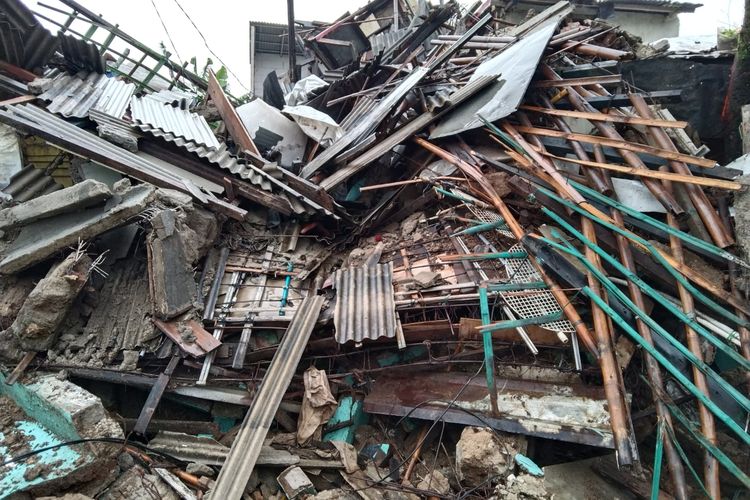Satu unit rumah 2 lantai di RT 001 RW 006, Kelurahan Bedahan, Kecamatan Sawangan, Depok, Jawa Barat ambruk pada Jumat (19/2/2021) dini hari akibat hujan deras dan angin kencang yang melanda semalaman.