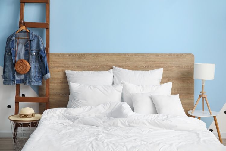 Ilustrasi kamar tidur dengan cat dinding warna biru denim. 