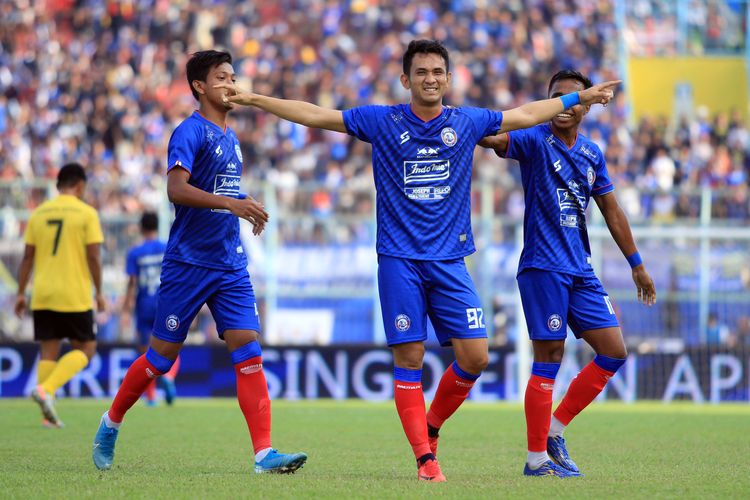 Pemain baru Arema FC musim 2020, Dave Mustaine mencetak gol pertama saat uji coba melawan Barito Putera yang berakhir dengan skor 3-0 di Stadion Kanjuruhan Malang, Jawa Timur, Minggu (23/02/2020) sore. 