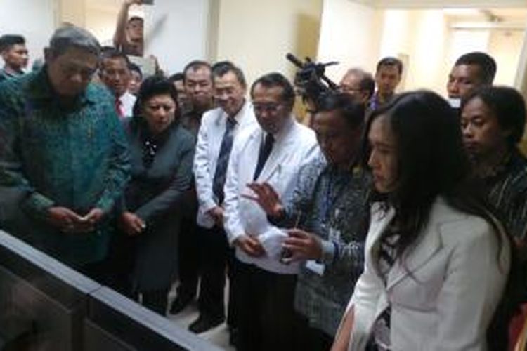 Presiden Susilo Bambang Yudhoyono saat melihat RS Umum Pekerja di Kawasan Berikat Nusantara (KBN) Cakung-Cilincing, Jakarta, Selasa (8/4/2014).
