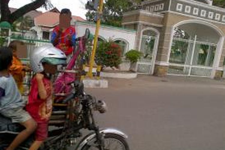 Sekeluarga anak ini berprofesi sebagai gepeng yang beroperasi di seputaran Kota Bireuen. Secara berpindah-pindah, ibu dan lima anak balitanya ini mengais rezeki tanpa memperdulikan keselamatan anak-anaknya