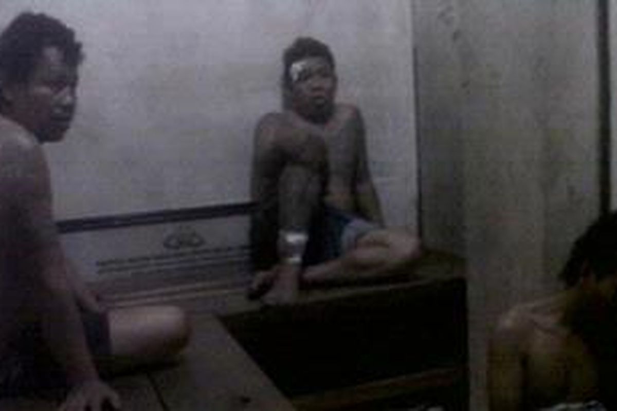 Tiga kawanan perampok Makassar terpaksa kakinya ditembak polisi dan kini telah meringkuk di ruang sel Satuan Reserse Kriminal Polrestabes Makassar.