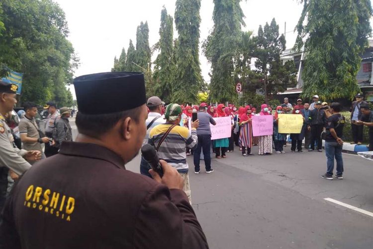 Massa dari keluarga besar pesantren thariqah Shiddiqiyah Ploso, Kabupaten Jombang, Jawa Timur, menggelar aksi di Mapolres Jombang, Selasa (14/1/2020)