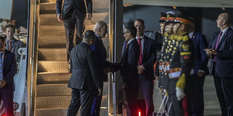 Presiden Amerika Serikat Joe Biden (ketiga kiri) tiba di terminal VVIP I Bandara I Gusti Ngurah Rai Bali, Minggu (13/11/2022). Biden dijadwalkan kembali ke AS pada Rabu (16/11/2022).