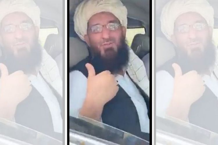 Tangkapan layar dari sebuah video yang merekam kembalinya sekutu mantan pemimpin Al Qaeda Osama bin Laden, Amin-ul-Haq, di Afghanistan.