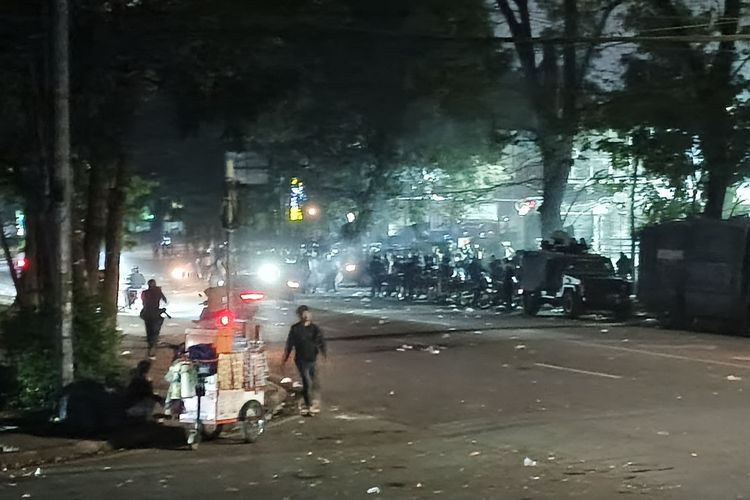 Suasana di depan Gedung DPRD Jawa Barat, Jalan Diponegoro, Kota Bandung setelah massa kelompok baju hitam-hitam dibubarkan oleh aparat keamanan, Senin (1/9/2025).