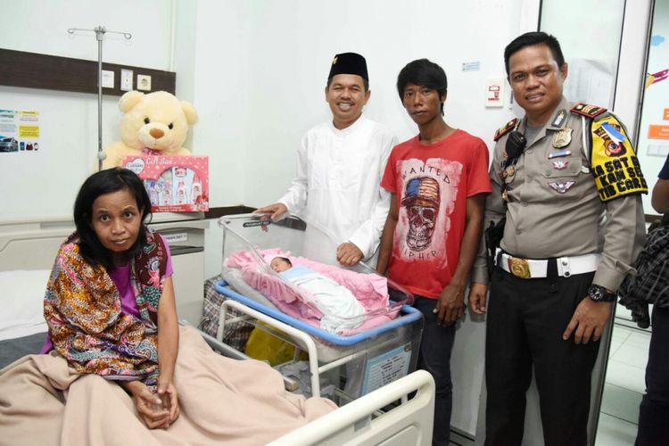 Bupati Purwakarta Dedi Mulyadi didampingi Kasat Lantas Polres Purwakarta AKP Arman Sahti menjenguk bayi yang dilahirkan di pinggir jalan Tol Cipali di rumah sakit, Senin (3/7/2017). 