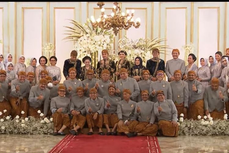 Para Menteri Kabinet Indonesia Maju berfoto bersama di pernikahan Kaesang Pangarep dan Erina Gudono di Puro Mangkunegaran, Minggu (11/12/2022).