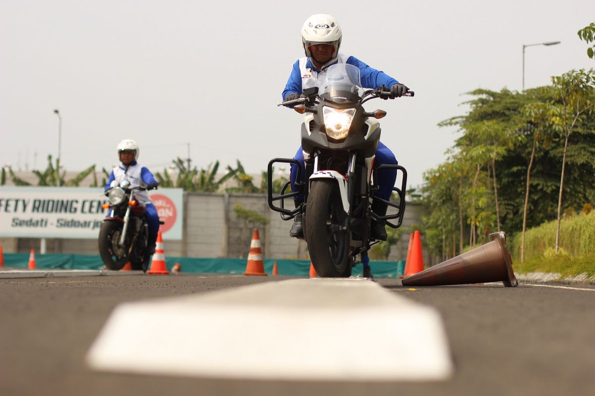 Instruktur safety riding binaan AHM melakukan latihan intensif sebagai persiapan menghadapi kompetisi The 18th Safety Japan Instructors Competition 2017 yang akan berlangsung di Suzuka, Jepang.