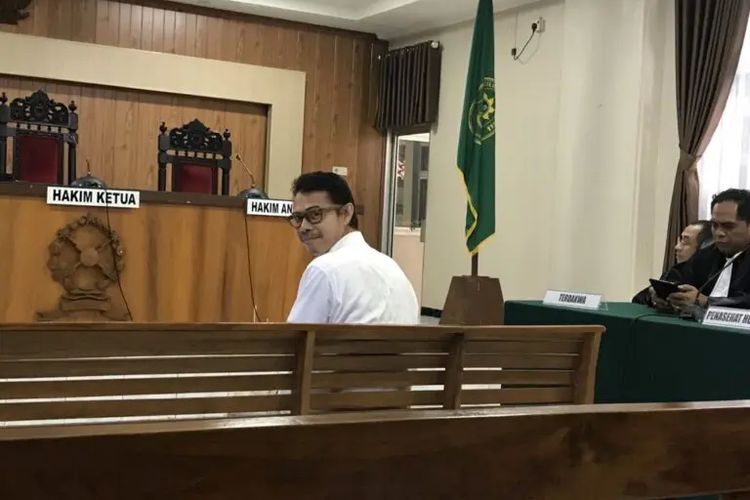 Aktivis lingkungan Karimunjawa, Daniel Frits Maurits Tangkilisan, saat berada di ruang sidang Pengadilan Negeri (PN) Jepara.