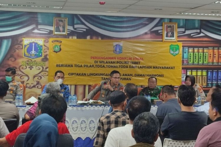 Wakapolres Metro Jakarta Selatan, AKBP Harun menggelar pertemuan warga Manggarai, Tebet, Jakarta Selatan, terkait aksi tawuran. Pertemuan itu berlangsung di Kantor Kelurahan Manggarai pada Senin (19/9/2022).