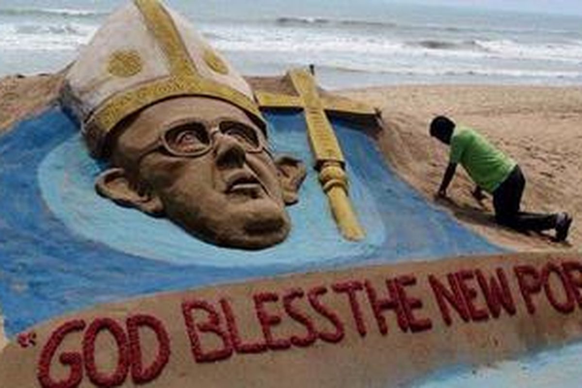 Seorang seniman pasir India, Sudersan Pattnaik, membuat patung wajah Paus Fransiskus di Puri, India. Dengan 17 juta pemeluk Katolik, India menjadi negara dengan umat Katolik terbanyak kedua di Asia setelah Filipina.