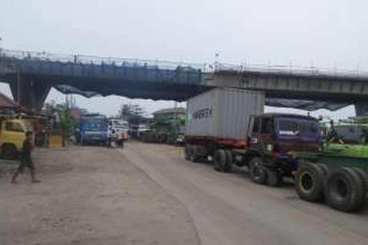 Sejumlah sopir truk di Pelabuhan Tanjung Priok mengaku cukup sering mendapati oknum petugas dari Dinas Perhubungan DKI dan petugas kepolisian 