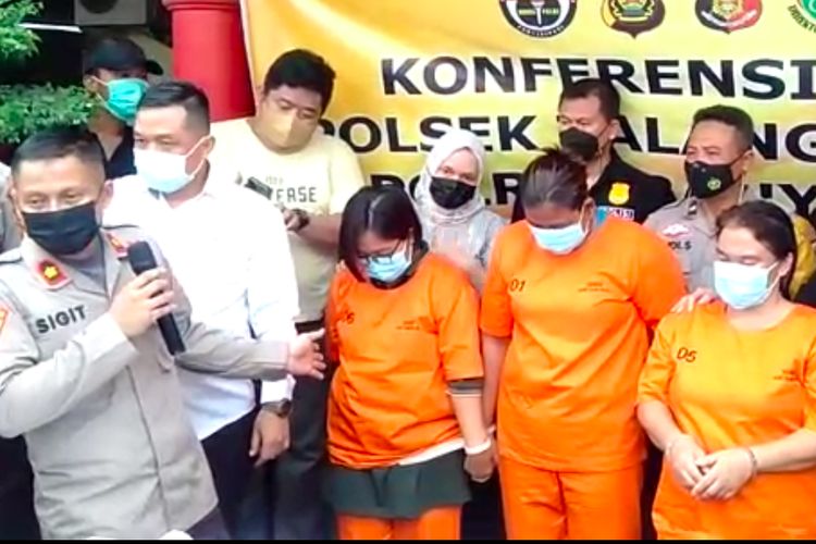 Sarwati alias Teteh (50), Mariah Abdul Malik (45) dan Dwi Indah Nur Welly (45) tiga pelaku penipuan dengan modus membuka praktik pengobatan alternatif untuk hamil di Banyuasin, Sumatera Selatan, Rabu (30/3/2022).