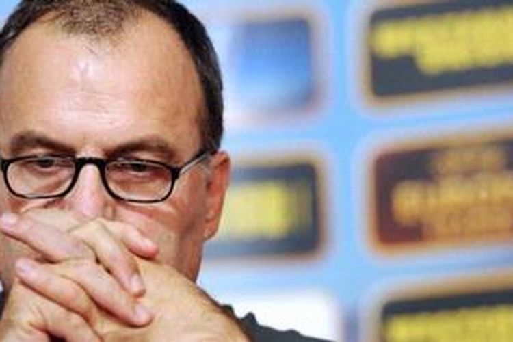 Pelatih Athletic Bilbao, Marcelo Bielsa, menjalani konferensi pers di Stadion Gerland, Kamis (24/10/2012), seusai laga penyisihan Grup I Liga Europa melawan Olympique Lyon. Bilbao akhirnya kalah 1-2. 