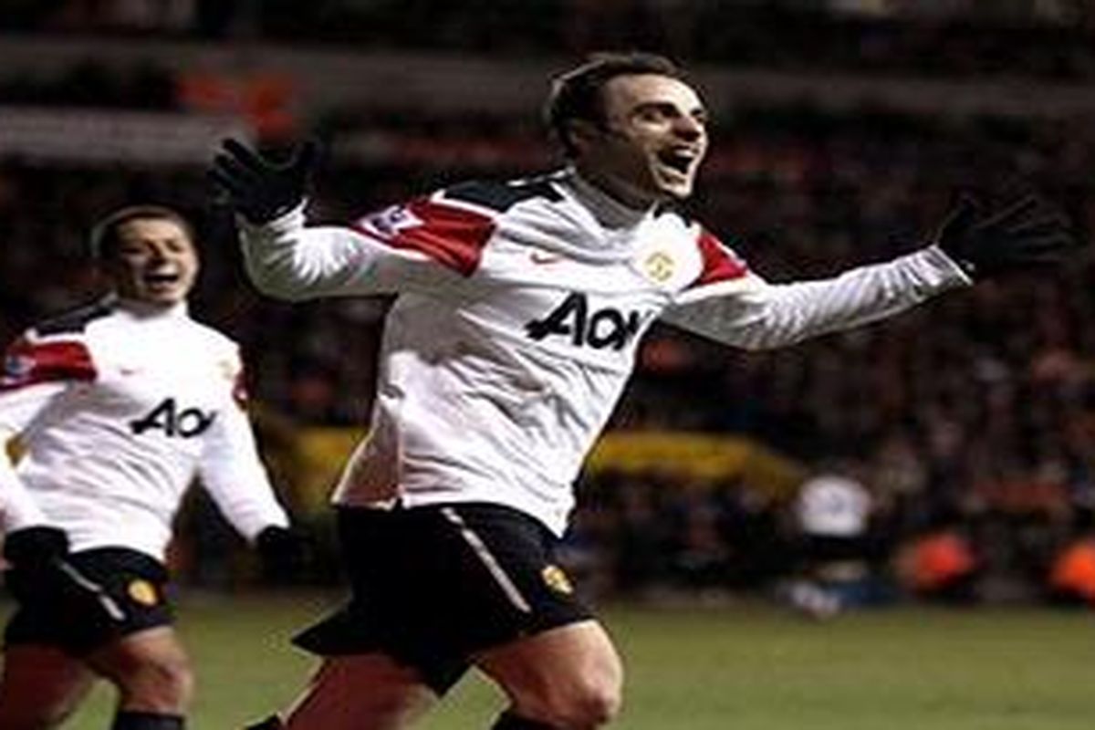 Striker Manchester United, Dimitar Berbatov, meluapkan kegembiraannya setelah mencetak gol kedua, sekaligus memastikan kemenangan MU 3-2 atas Blackpool.