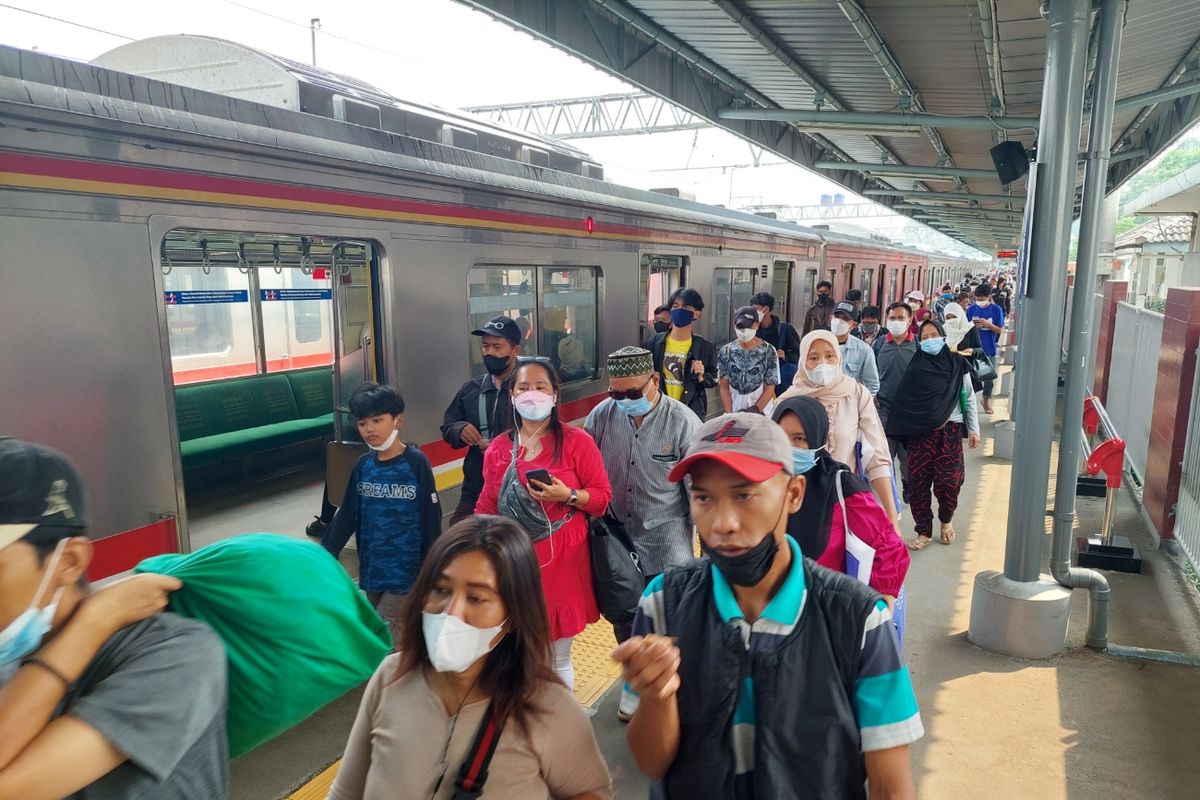 Suasana para penumpang kereta rel listrik di Stasiun Tangerang, Kota Tangerang, Kamis (19/5/2022).