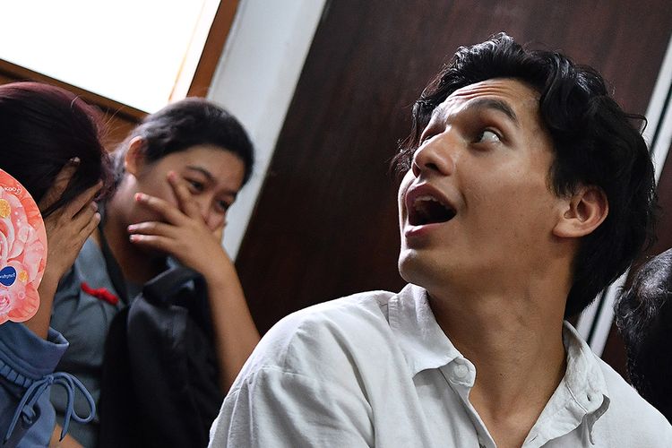 Aktor yang juga terdakwa kasus penyalahgunaan narkoba Jefri Nichol bersiap menjalani sidang tuntutan di Pengadilan Negeri Jakarta Selatan, Senin (21/10/2019). Jaksa Penuntut Umum menuntut Jefri Nichol dengan hukuman 10 bulan penjara dikurangi masa tahanan atau menjalani rehabilitasi di RSKO Jakarta, Cibubur Jakarta Timur yang diperhitungkan sebagai sisa masa pidana dan dikurangi masa rehabilitasi sementara yang telah dijalani terdakwa.