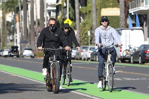 Saat Arnold Schwarzenegger Gowes dan Gaya dengan Sneaker Adidas