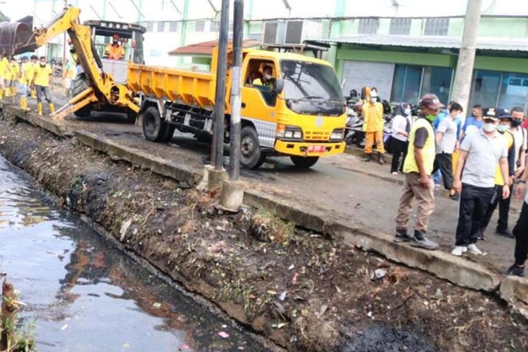 Wali Kota Medan Muhammad Bobby Afif Nasution memimpin aksi bersih dan korek Parit Sulang-saling, serempak di lima kecamatan, Sabtu (13/3/2021)