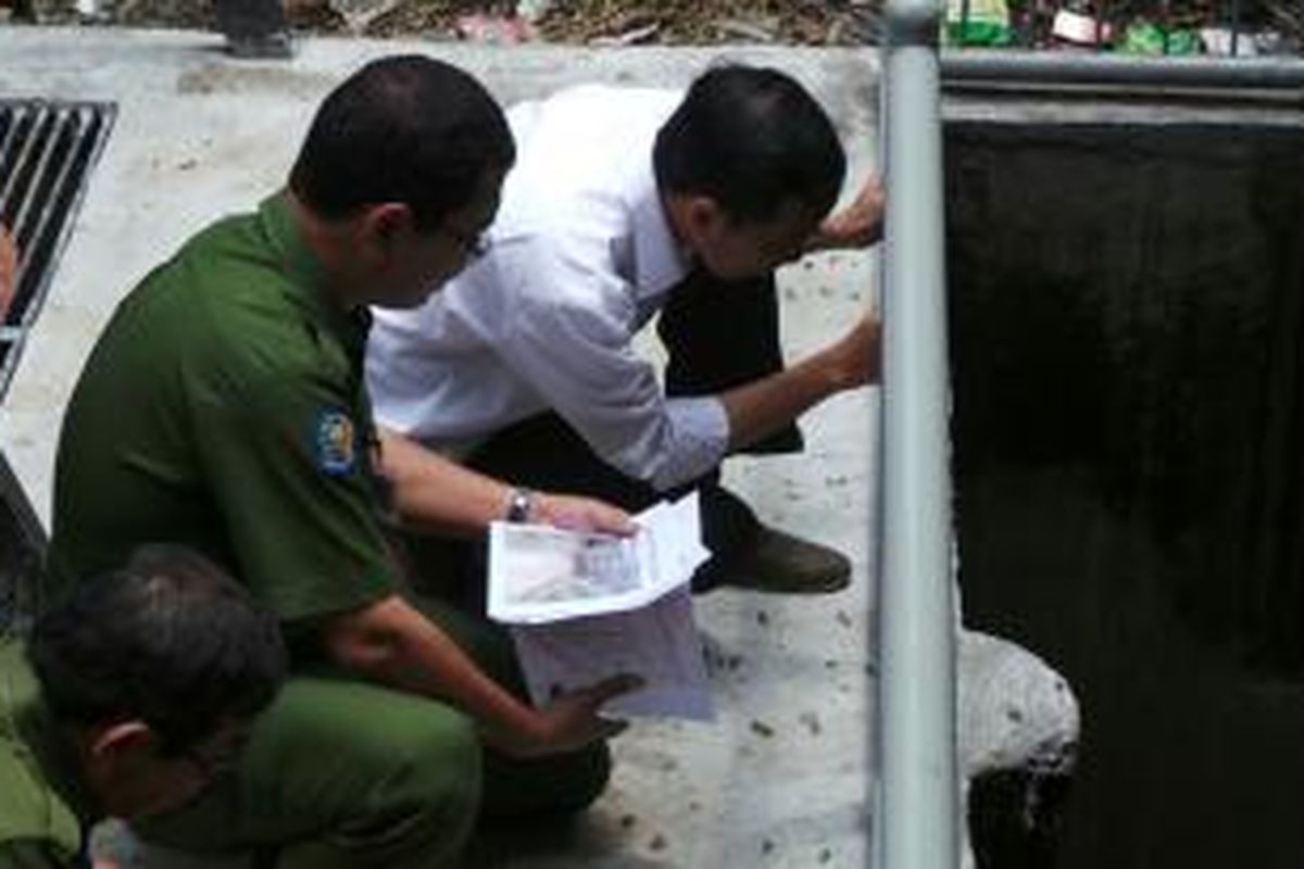 Gubernur DKI Jakarta Joko Widodo (kanan) mengecek pintu air di Kali Malang, Jakarta Timur, Senin (24/2/2014).