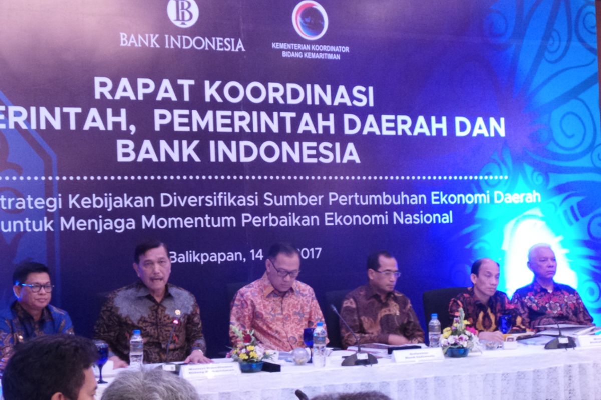 Rapat koordinasi pemerintah pusat dan pemerintah daerah mengenai diversifikasi di Kalimantan, di Hotel Gran Senyiur, Balikpapan, Kalimantan Timur, Jumat (14/7/2017). 