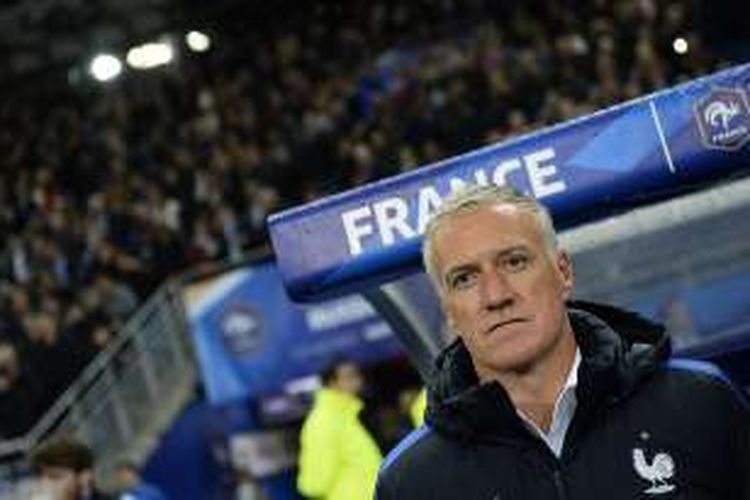 Pelatih tim nasional Prancis, Didier Deschamps, mendampingi timnya dalam laga persahabatan kontra Rusia di Stade de France, Selasa (29/3/2016).