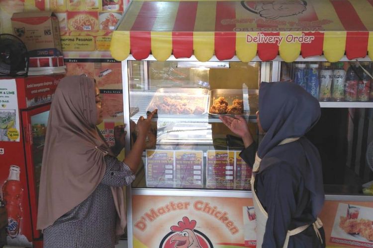 Pedagang ayam goreng di kawasan Grabag, Kabupaten Magelang, Jawa Tengah, mengeluhkan mahalnya daging ayam di pasaran belakangan ini. Kondisi ini diperparah dengan aksi mogok para pedagang daging ayam, sejak Minggu (22/7/2018).