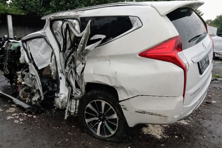 Kondisi kendaraan yang ditumpangi keluarga Vanessa Angel, setelah mengalami kecelakaan tunggal di (Km) 672+300 jalur A ruas Tol Jombang arah Mojokerto.