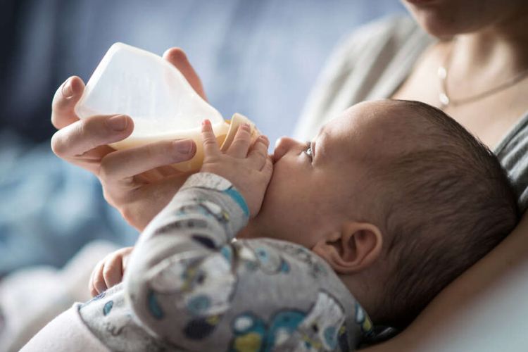 Tim peneliti menemukan sejumlah mikroplastik pada botol minum susu bayi.

