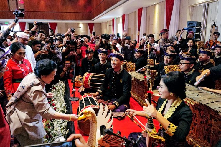 Presiden kelima RI Megawati Soekarnoputri membenarkan cara bermain gamelan kepada para pemusik muda di Bali, Jumat (16/6/2023) usai acara penandatanganan nota kesepahaman kerja sama bidang kesenian antara Provinsi Jawa Tengah dan Bali.