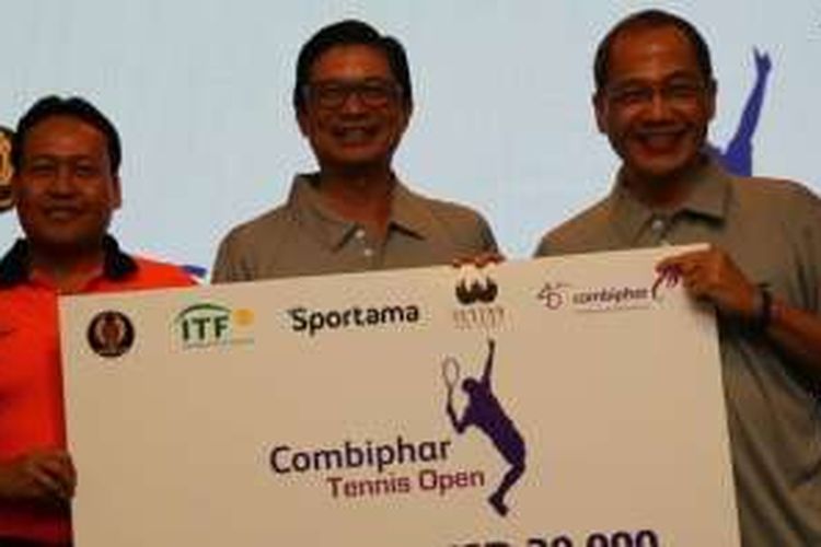  Bpk. I Nyoman Sarya – Vice President Operation of Singgasana Hotels & Resorts Jakarta; Michael Wanandi - CEO Combiphar dalam Jumpa Pers Combiphar Tennis Open 2016 serta Bpk. Wibowo Suseno Wiryawan – General Chairman Persatuan Tenis Seluruh Indonesia (PP PELTI) dalam Jumpa Pers Combiphar Tennis Open 2016 di The Sultan Hotel, Jakarta, turnamen tenis tersebut adalah kategori Men’s Future berusia 16 – 30 tahun