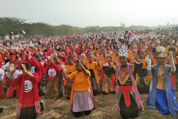 Belasan ribu masyarakat Karawang menari Goyang Karawang secara serentak di Lapangan Galuh Mas Karawang, Jumat (27/9/2019). Tarian ini memecahkan rekor MURI penari Goyang Karawang terbanyak dengan 17.857 peserta.