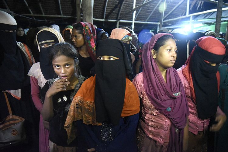 Sejumlah imigran etnis Rohingya asal Myanmar tiba di Lhokseumawe, Aceh, Senin (7/9/2020). Sebanyak 297 imigran etnis Rohingya, dengan rincian 181 perempuan, 102 orang laki-laki, dan 14 orang anak-anak, terdampar ke perairan Aceh sekita pukul 00.30 WIB pada Senin dini hari.