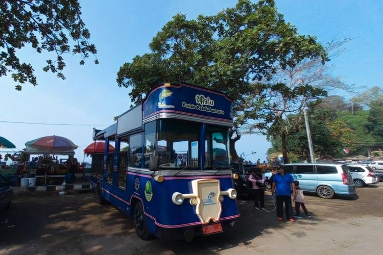 Si Ratu, bus wisata yang akan mengantarkan wisatawan keliling Sukabumi.