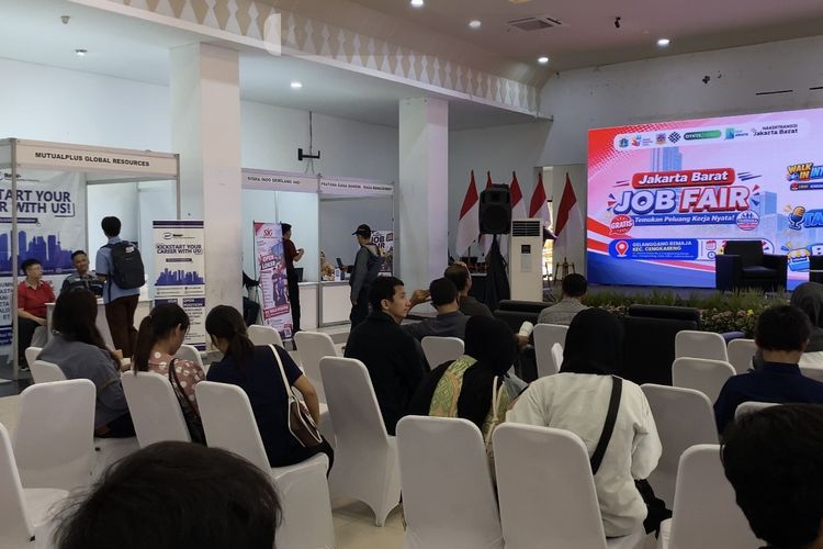 Belum Lulus Kuliah, Sudah Takut Menganggur: Cerita Pencari Kerja Muda di Job Fair