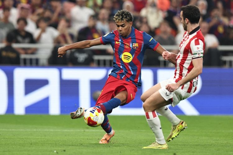 Aksi Lamine Yamal (kiri) dalam laga semifinal Piala Super Spanyol atau Supercopa de Espana Barcelona vs Athletic Club di Stadion King Abdullah Sports City, Jeddah, Arab Saudi, 7 Januari 2026.