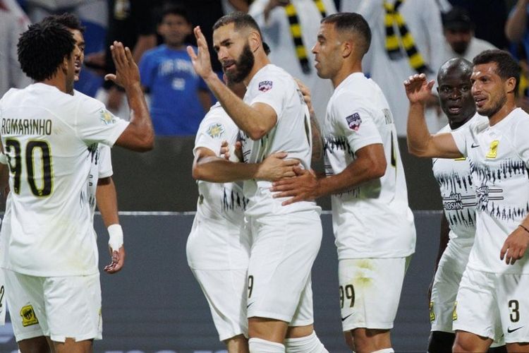 Karim Benzema melakukan selebrasi usai membuat gol dalam laga Arab Club Champions Cup 2023 antara Esperance de Tunis vs Al Ittihad di King Fahd Stadium, 27 Juli 2023. (Photo by AFP)